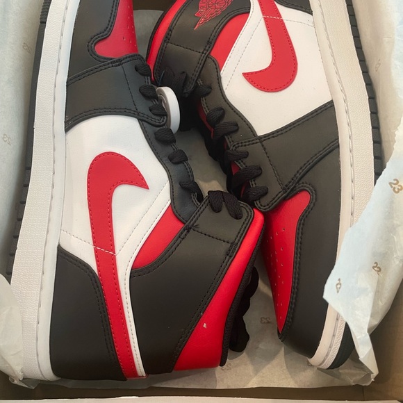 New with Box Mens Air Jordan 1’s Mid Size 11 - Picture 1 of 12
